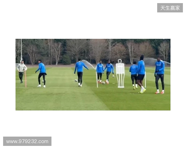 跟队：埃斯特旺参加了切尔西的公开训练，里斯、约恩森缺席